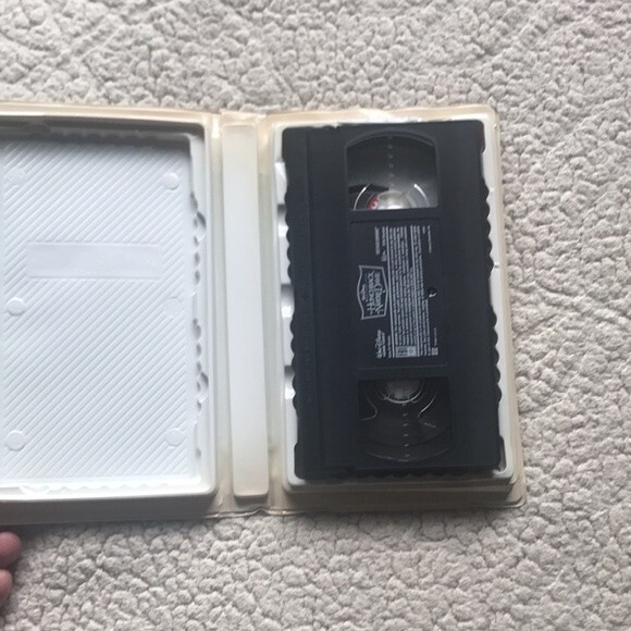 Walt Disney’s The Hunchback of Notre Dame VHS - Picture 2 of 4